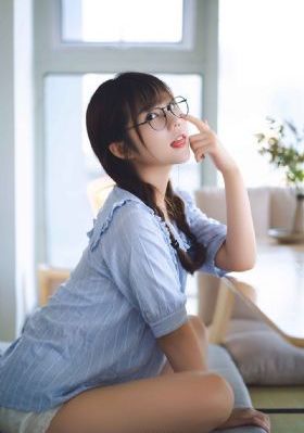 老师扒开粉嫩小泬让我添_高清点播免费观看最新